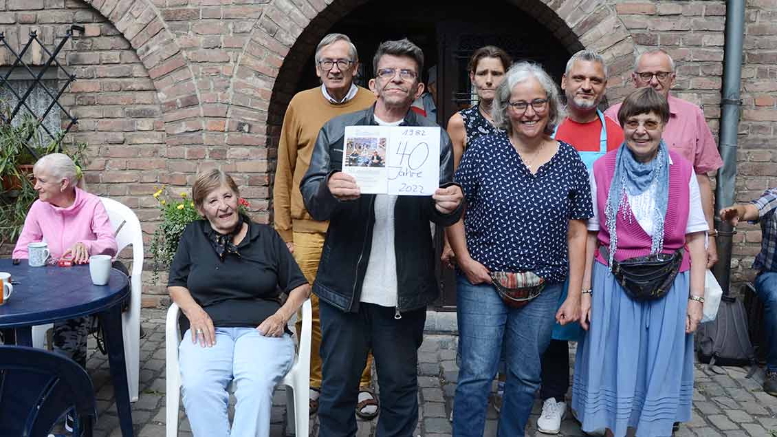 Team und Besucher:innen der Klosterpforte. (Foto: Jürgen Kappel)